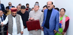 वित्तीय वर्ष 2026–27 का बजट पेश करने विधानसभा पहुंचे मुख्यमंत्री धामी…