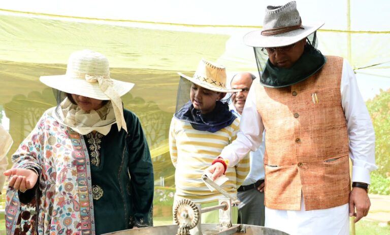 मुख्यमंत्री आवास में शहद निष्कासन पहले चरण में 60 किलोग्राम शहद निकाला…