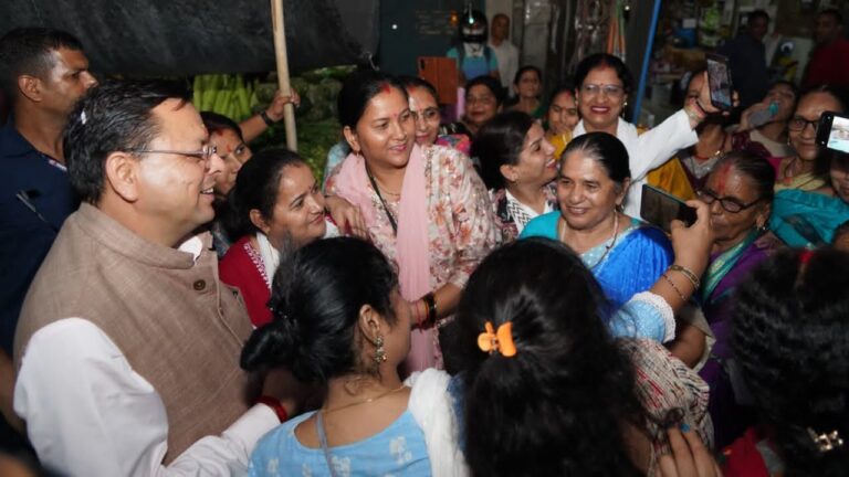 मुख्यमंत्री को अपने बीच पाकर उत्साहित हुए लोग, बच्चों से की बातचीत और जाना हालचाल…