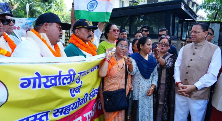 मुख्यमंत्री ने नेपाल आपदा राहत सहायता दल को हरी झंडी दिखाकर किया रवाना..