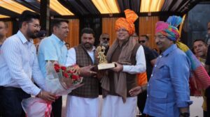 नमो क्रिकेट लीग में धामी ने खिलाड़ियों संग खेला क्रिकेट, दिलाई नशामुक्ति की शपथ…