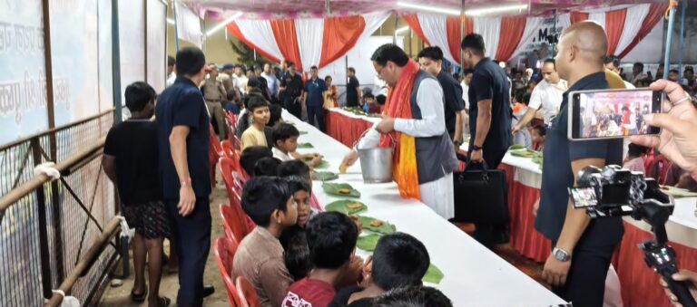 टनकपुर दशहरा महोत्सव में मुख्यमंत्री धामी ने भंडारे में की सेवा, श्रद्धालुओं को बांटा प्रसाद…
